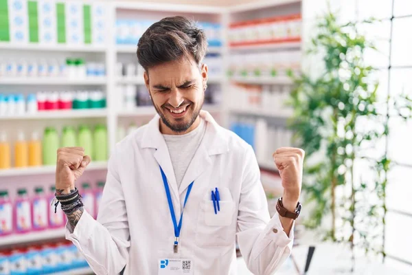Jovem Hispânico Com Tatuagens Trabalhando Farmácia Farmácia Farmácia Muito Feliz — Fotografia de Stock