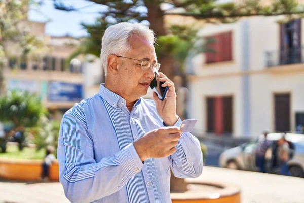 Uomo Anziano Che Parla Sullo Smartphone Usa Carta Credito Parco — Foto Stock