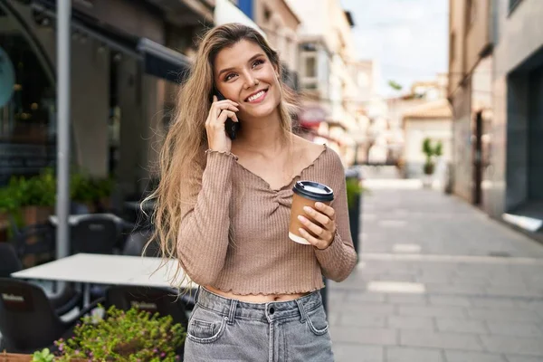 Junge Blonde Frau Spricht Auf Dem Smartphone Und Trinkt Kaffee — Stockfoto