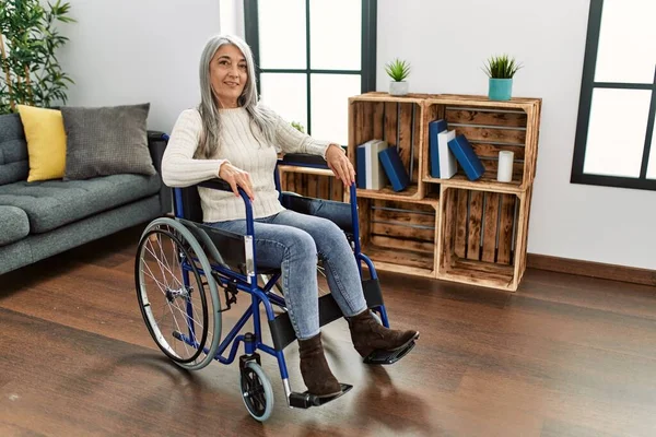 Mulher Cabelos Grisalhos Meia Idade Sorrindo Confiante Sentada Cadeira Rodas — Fotografia de Stock