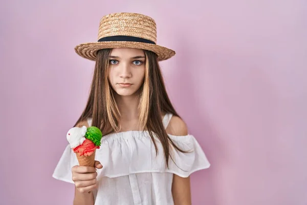 Adolescente Tenant Crème Glacée Sceptique Nerveux Fronçant Les Sourcils Bouleversé — Photo
