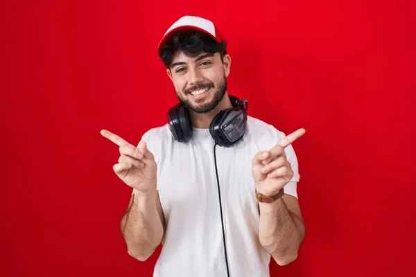 Hispanischer Mann Mit Bart Gamemütze Und Kopfhörer Der Selbstbewusst Lächelt — Stockfoto