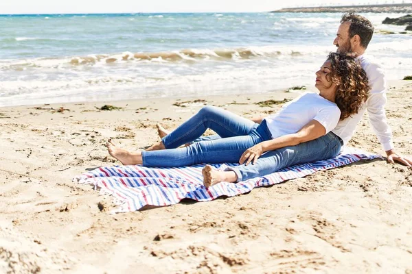 Casal Hispânico Meia Idade Relaxado Sentado Toalha Praia — Fotografia de Stock