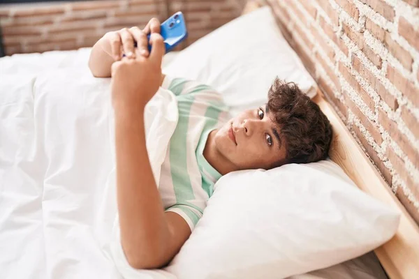 Junger Hispanischer Teenager Mit Smartphone Schlafzimmer Liegend — Stockfoto