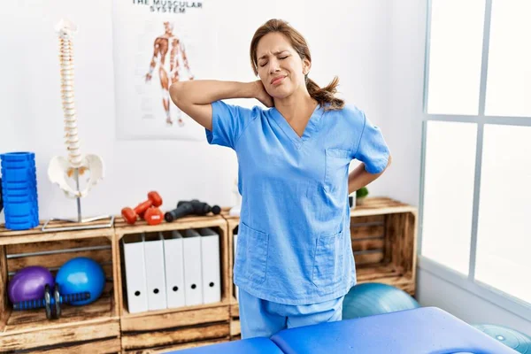 Středního Věku Hispánský Fyzioterapeut Žena Pracující Bolesti Zotavení Klinika Utrpení — Stock fotografie