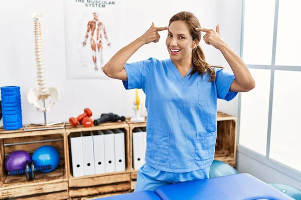 Středního Věku Hispánský Fyzioterapeut Žena Pracující Bolesti Zotavení Klinika Úsměvem — Stock fotografie