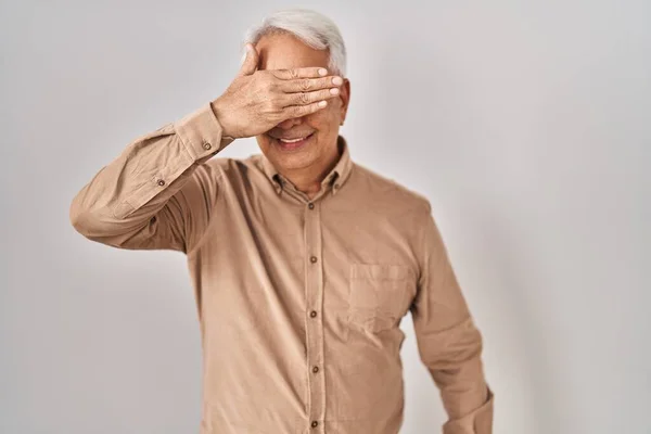 Homem Sênior Hispânico Usando Óculos Sorrindo Rindo Com Mão Rosto — Fotografia de Stock