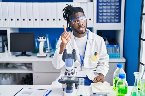 Afričan Dredy Pracující Laboratoři Vědců Úsměvem Nápadem Nebo Otázkou Ukazující — Stock fotografie