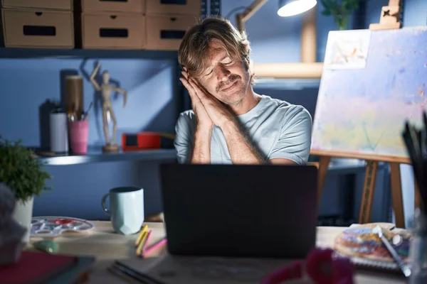Homem Meia Idade Sentado Estúdio Arte Com Laptop Noite Dormindo — Fotografia de Stock