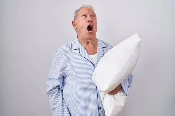 Старший Мужчина Седыми Волосами Пижаме Обнимающий Подушку Злой Безумный Кричащий — стоковое фото