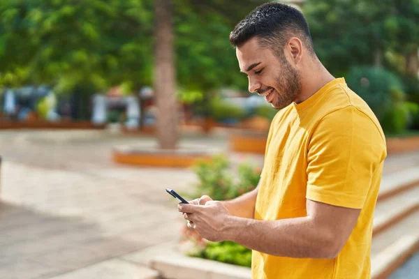 Mladý Hispánec Muž Usměvavý Sebevědomě Pomocí Smartphone Parku — Stock fotografie