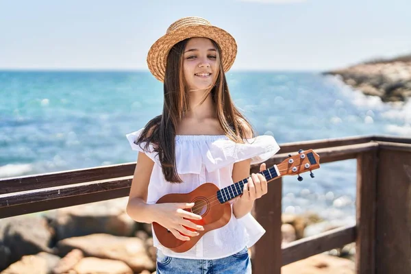 Urocza Dziewczyna Turysta Uśmiecha Się Pewnie Grając Ukulele Nad Morzem — Zdjęcie stockowe