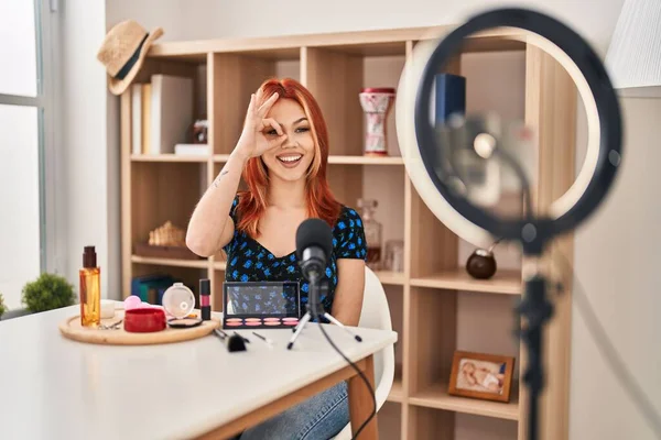 Young Caucasian Woman Applying Make Doing Tutorial Smiling Happy Doing — Stock Photo, Image