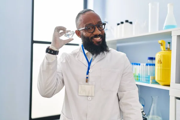 研究室で科学者の制服を着た若いアフリカ系アメリカ人の男 — ストック写真