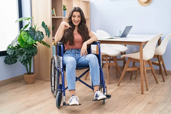 Oturma Odasında Tekerlekli Sandalyede Oturan Genç Kız Mutlu Gururlu Bir — Stok fotoğraf