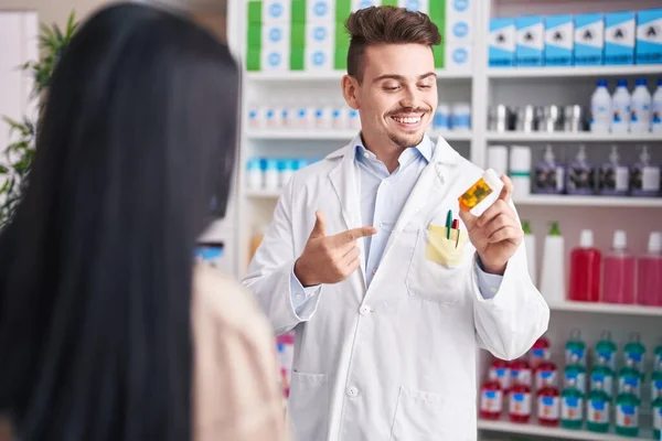 Homem Mulher Farmacêutico Segurando Pílulas Garrafa Falando Com Cliente Farmácia — Fotografia de Stock
