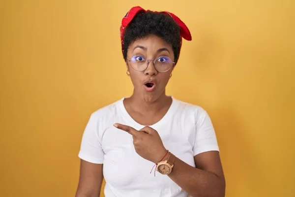 Sarı Arka Planda Dikilen Afro Amerikalı Genç Bir Kadın Parmaklarını — Stok fotoğraf