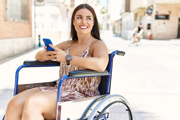 Mladý Krásný Hispánec Žena Pomocí Smartphone Sedí Invalidním Vozíku Ulici — Stock fotografie
