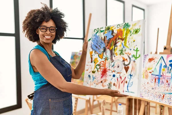 Genç Afrikalı Amerikalı Kadın Gülümsüyor Sanat Stüdyosunda Kendine Güveni Tam — Stok fotoğraf