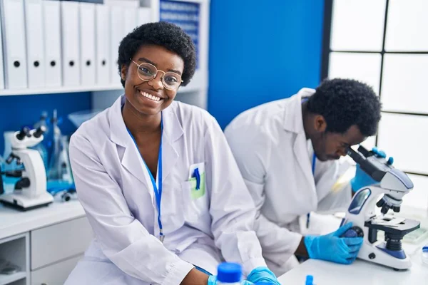 Científicos Afroamericanos Usando Microscopio Laboratorio —  Fotos de Stock
