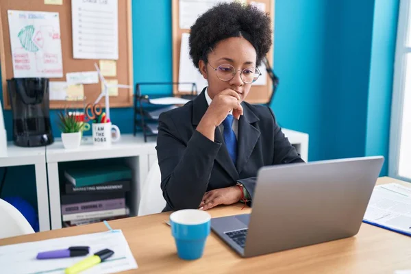 Afroamerikanerin Benutzt Laptop Mit Zweifelhaftem Ausdruck Büro — Stockfoto