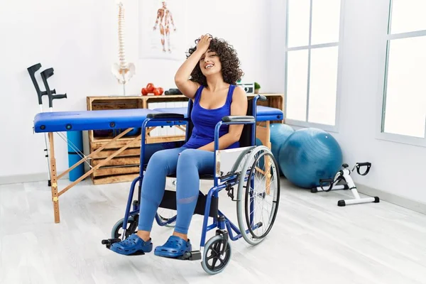 Young Middle Eastern Woman Sitting Wheelchair Physiotherapy Clinic Surprised Hand — Stock Photo, Image