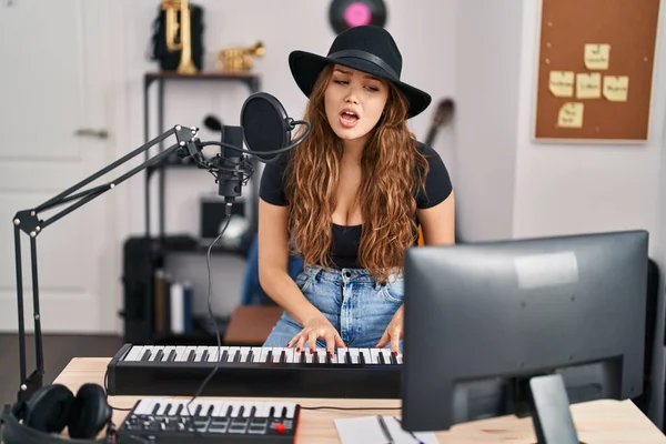 Joven Hermosa Mujer Hispana Músico Cantando Canción Tocando Piano Estudio —  Fotos de Stock