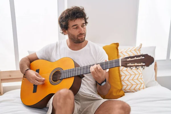 Jovem Hispânico Tocando Guitarra Clássica Sentado Cama Quarto — Fotografia de Stock