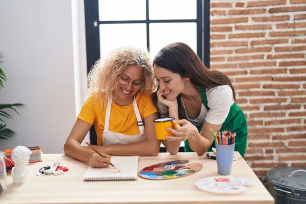 Dos Mujeres Artistas Sonriendo Confiado Dibujo Cuaderno Estudio Arte — Foto de Stock