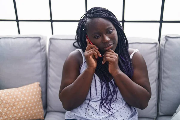 Afričanky Americká Žena Mluví Smartphone Ustaraným Výrazem Doma — Stock fotografie
