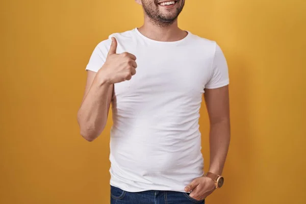 Hombre Hispano Vistiendo Camiseta Blanca Sobre Fondo Amarillo Sonriendo Feliz — Foto de Stock