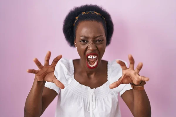 Afrikaanse Vrouw Met Krullend Haar Staan Roze Achtergrond Lachen Grappig — Stockfoto