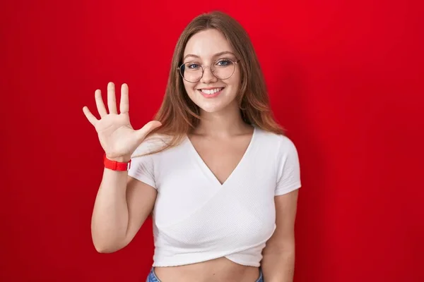 Young Caucasian Woman Standing Red Background Showing Pointing Fingers Number — Stock Photo, Image