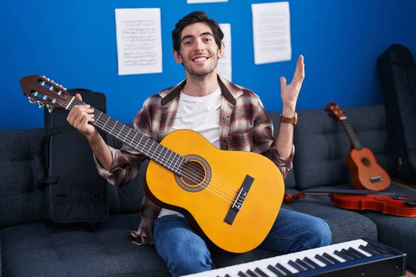 Jovem Hispânico Tocando Guitarra Clássica Estúdio Música Celebrando Vitória Com — Fotografia de Stock