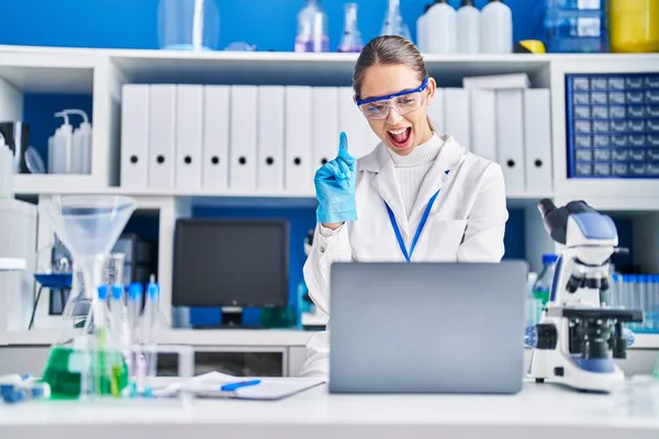 Молодая Блондинка Работающая Лаборатории Ученого Улыбается Счастливо Указывая Рукой Пальцем — стоковое фото