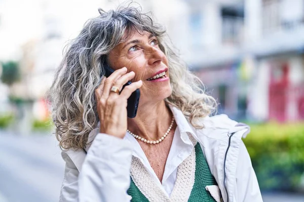 Middelbare Leeftijd Vrouw Glimlachen Zelfverzekerd Praten Smartphone Straat — Stockfoto