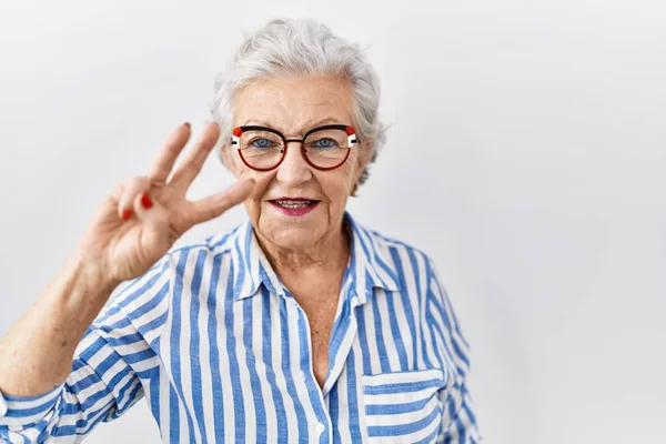 Starsza Kobieta Siwymi Włosami Stojąca Nad Białym Tłem Pokazująca Wskazująca — Zdjęcie stockowe
