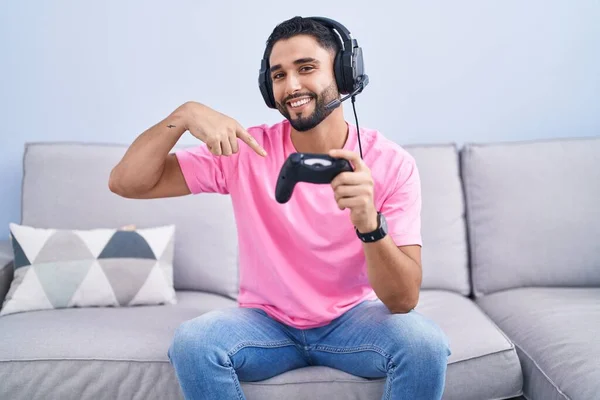 Hispánský Mladý Muž Hraje Videohry Drží Ovladač Sedí Pohovce Vypadá — Stock fotografie