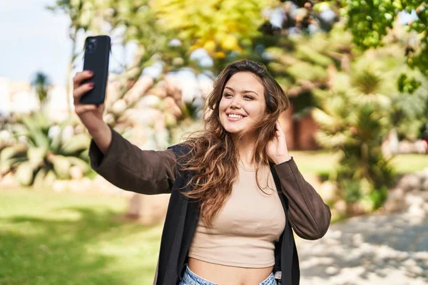 Young Beautiful Hispanic Woman Smiling Confident Making Selfie Smartphone Park — Stock Photo, Image