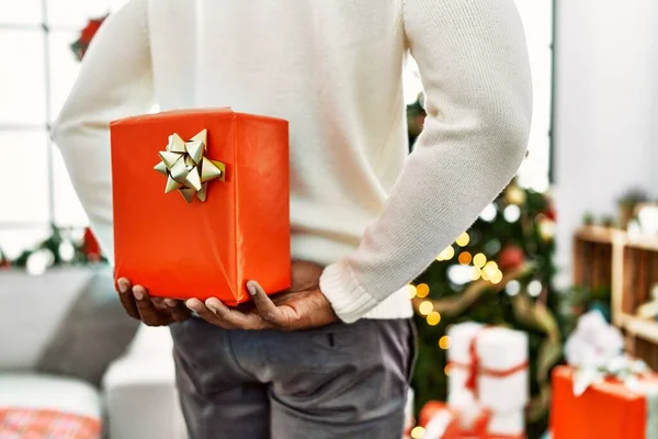 Afrikaans Amerikaanse Man Houden Geschenk Zijn Rug Staan Door Kerstboom — Stockfoto