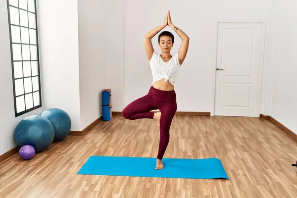 Mujer Hispana Joven Entrenando Yoga Centro Deportivo —  Fotos de Stock