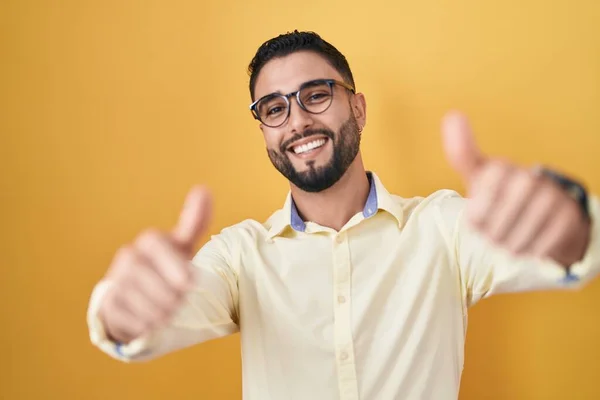 Jovem Hispânico Vestindo Roupas Negócios Óculos Aprovando Fazer Gesto Positivo — Fotografia de Stock