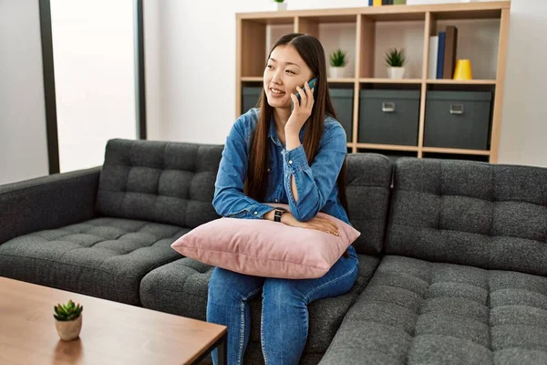 Ung Kinesisk Flicka Talar Smartphone Sitter Soffan Hemma — Stockfoto