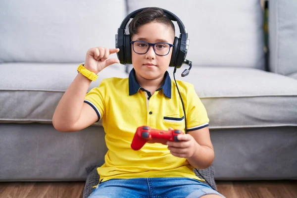 Jovem Hispânico Jogando Vídeo Game Segurando Controlador Usando Fones Ouvido — Fotografia de Stock