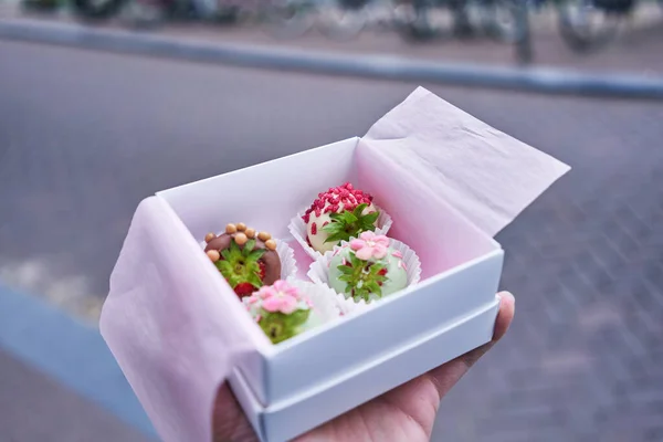Hand Van Man Holding Box Met Chocolade Dessert Geïsoleerde Witte — Stockfoto