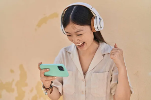 Chinesische Frau Lächelt Selbstbewusst Videospiel Vor Weißem Hintergrund — Stockfoto