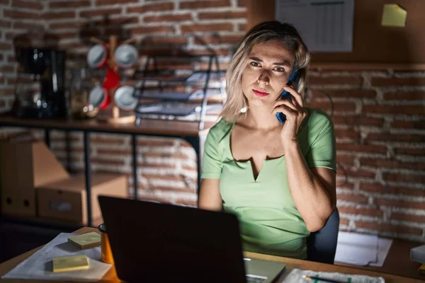 Молодая Красивая Женщина Работающая Ночью Офисе Разговаривая Телефону Выглядит Сонной — стоковое фото