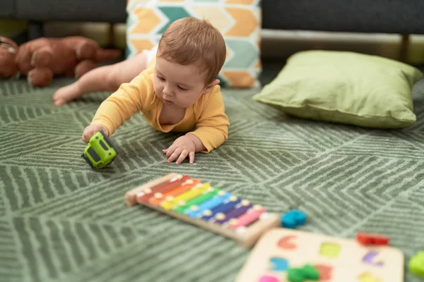 Sevimli Çocuk Yerde Uzanıyor Evde Oyuncaklarla Oynuyor — Stok fotoğraf
