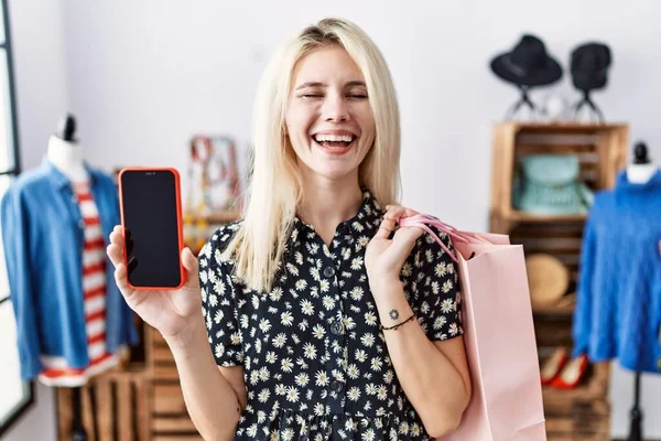 Joven Mujer Rubia Sosteniendo Bolsas Compras Mostrando Pantalla Del Teléfono — Foto de Stock