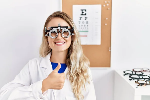 Joven Mujer Óptica Hermosa Con Gafas Optometría Clínica Sonriendo Feliz —  Fotos de Stock